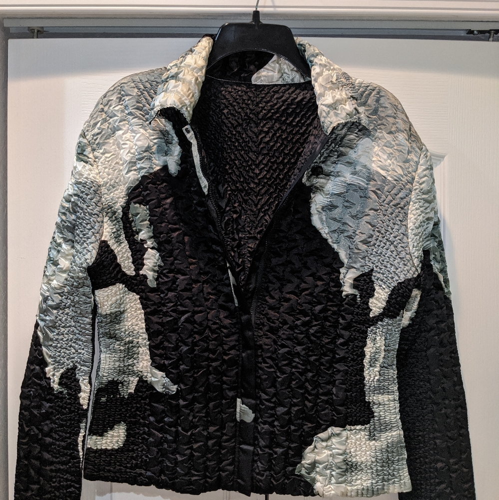 💯 polyester reversible stretch jacket.